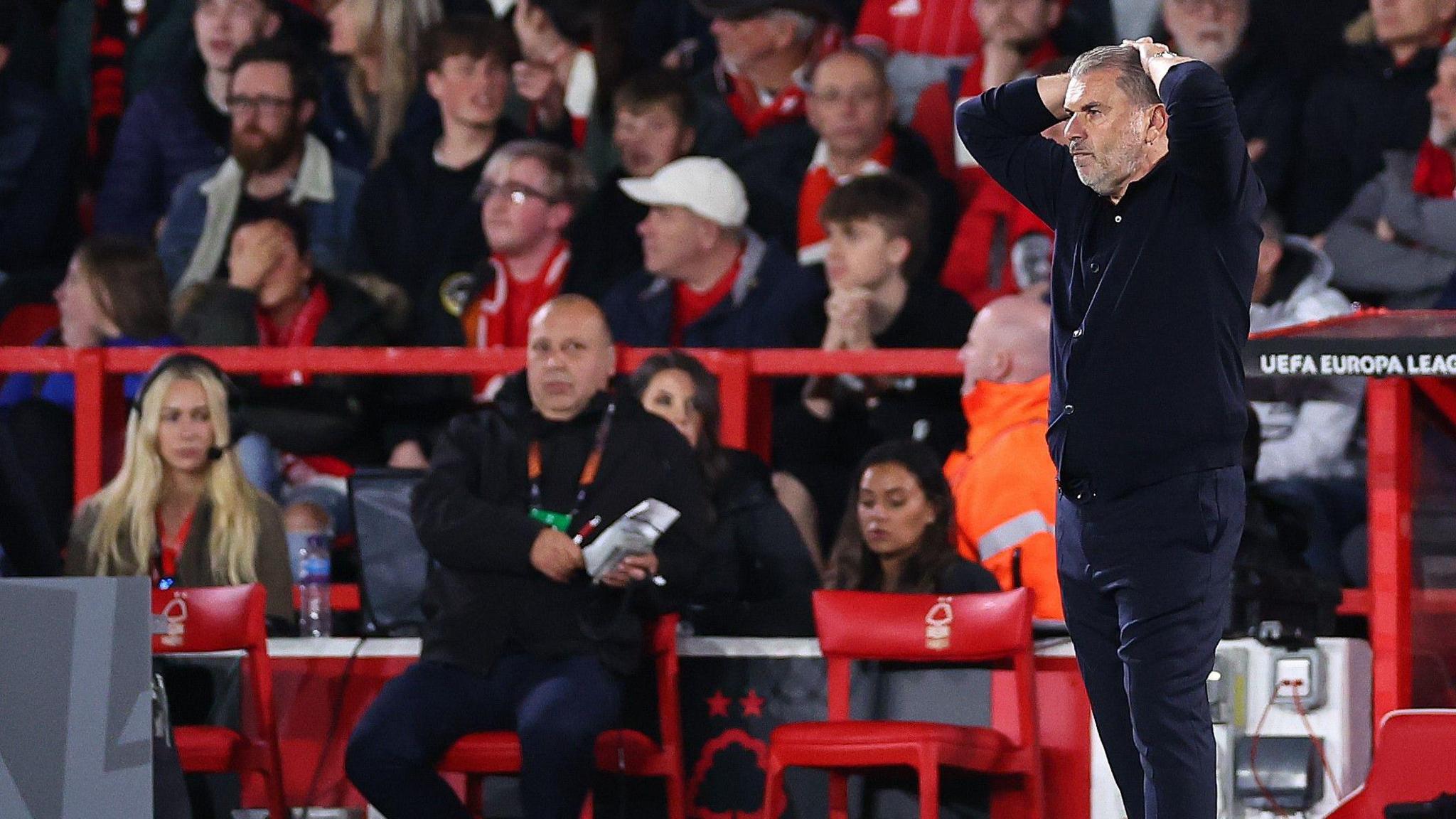 آنج پستکوگلو: «نظر هواداران را شنیدم»؛ مقاومت با وجود اعتراضات در ناتینگهام فارست